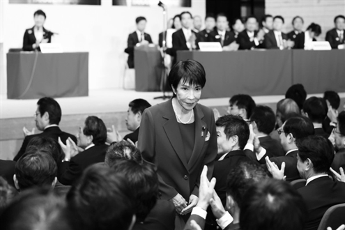 10月4日,在日本东京的自民党总部,高市早苗(中)在自民党总裁选举中胜出后接受祝贺。新华社发